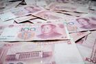 28% опрошенных россиян планируют начать покупать юани в 2024 году