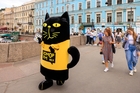 Маскот «Юмор FM» совершил путешествие по Петербургу и поздравил жителей с Днем города