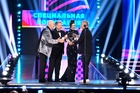 «Мурзилки Live» вручили Леониду Агутину тарелку Премии МУЗ-ТВ